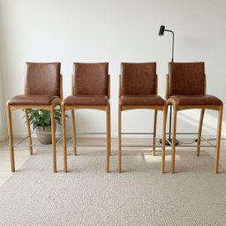 Kit 4 Banqueta Aura Alta Madeira Maciça E Courino Marrom Design Moderno Conforto Com Apoio Para Pés  - 1