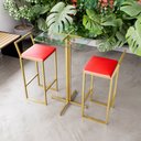 Ver imagem 1 de Jogo Mesa Alta Bistrô Quadrada Vidro 2 Banquetas Estofado Vermelho Confort Ind Dourado Don Castro