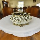Ver imagem 2 de Centro de Mesa em Porcelana Branca e Dourada - 15x30x18cm - Detalhes Antigos: Centro de Mesa de Luxo