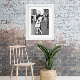 Quadro Beijo da Segunda Guerra - 60x48cm:madeira Branca - 2 Quadro Beijo da Segunda Guerra - 60x48cm:madeira Branca - 2