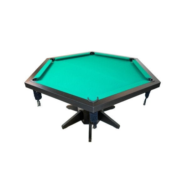 Um jogo de bilhar na mesa verde