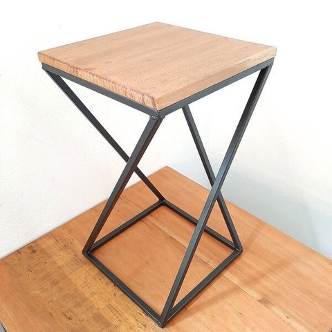 Banco de Ferro para Bancada Design 65cm com Tampo em Madeira no Estilo Industrial para Cozinha Preto