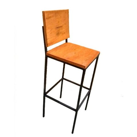 Banqueta Alta em Ferro e Madeira Artesanal no Estilo Industrial para Balcão de Cozinha Preta