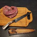 Ver imagem 7 de Faca Aço Damasco Artesanal 11' Cabo Chifre Roseta de Cervo 6mm Integral Churrasco