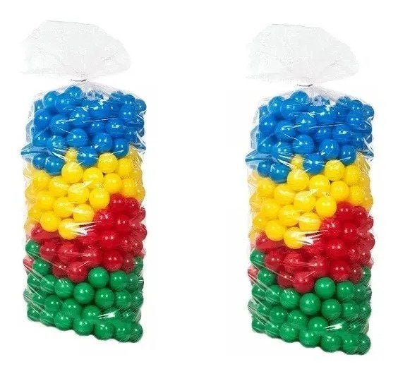 Bolas coloridas na piscina com bolas na sala de jogos