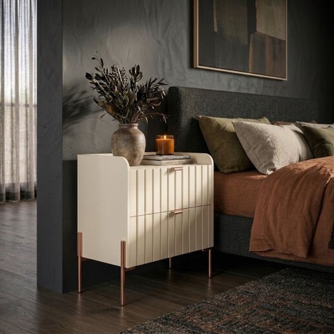 Mesa de Cabeceira Moriah 60cm Off White Luxo MDF Ripado Industrial Pés Ferro Cobre