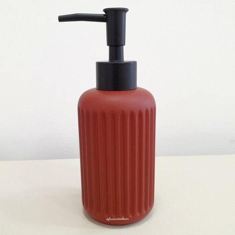 Porta Sabonete Liquido Vermelho Canelado de Cimento 17,5x6cm