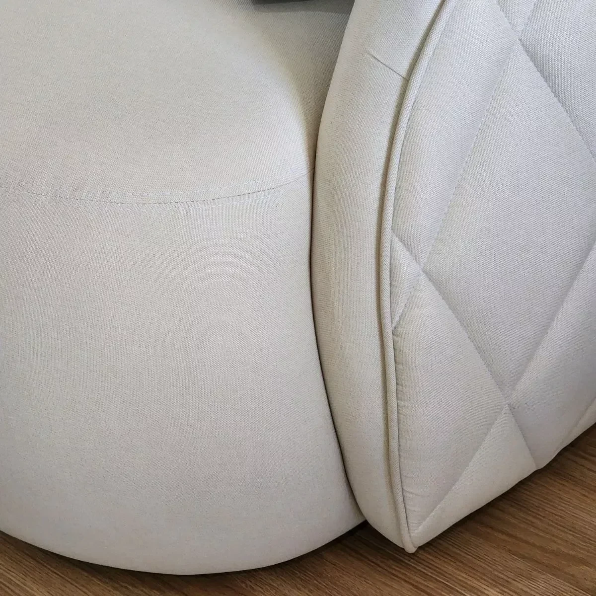 Ver imagem 4 de Sofá Curvo Estilo Orgânico Linho com 4 Almofadas Fino Acabamento Euphoria - Larbelle