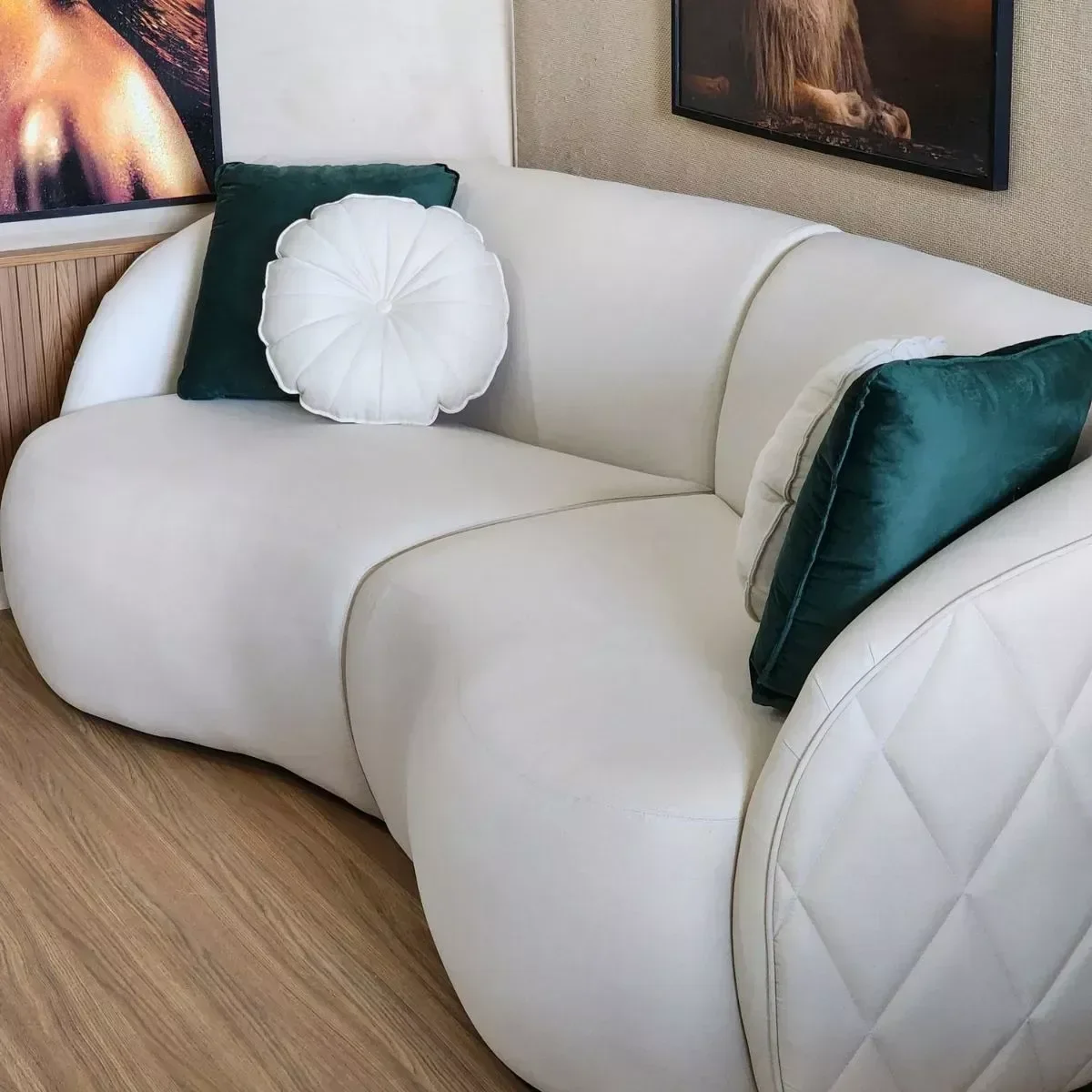 Sofá Curvo Estilo Orgânico Linho com 4 Almofadas Fino Acabamento Euphoria - Larbelle