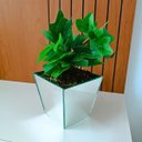 Ver imagem 3 de Vaso Decorativo Espelhado Triângulo com Buquê de Planta Hera Artificial