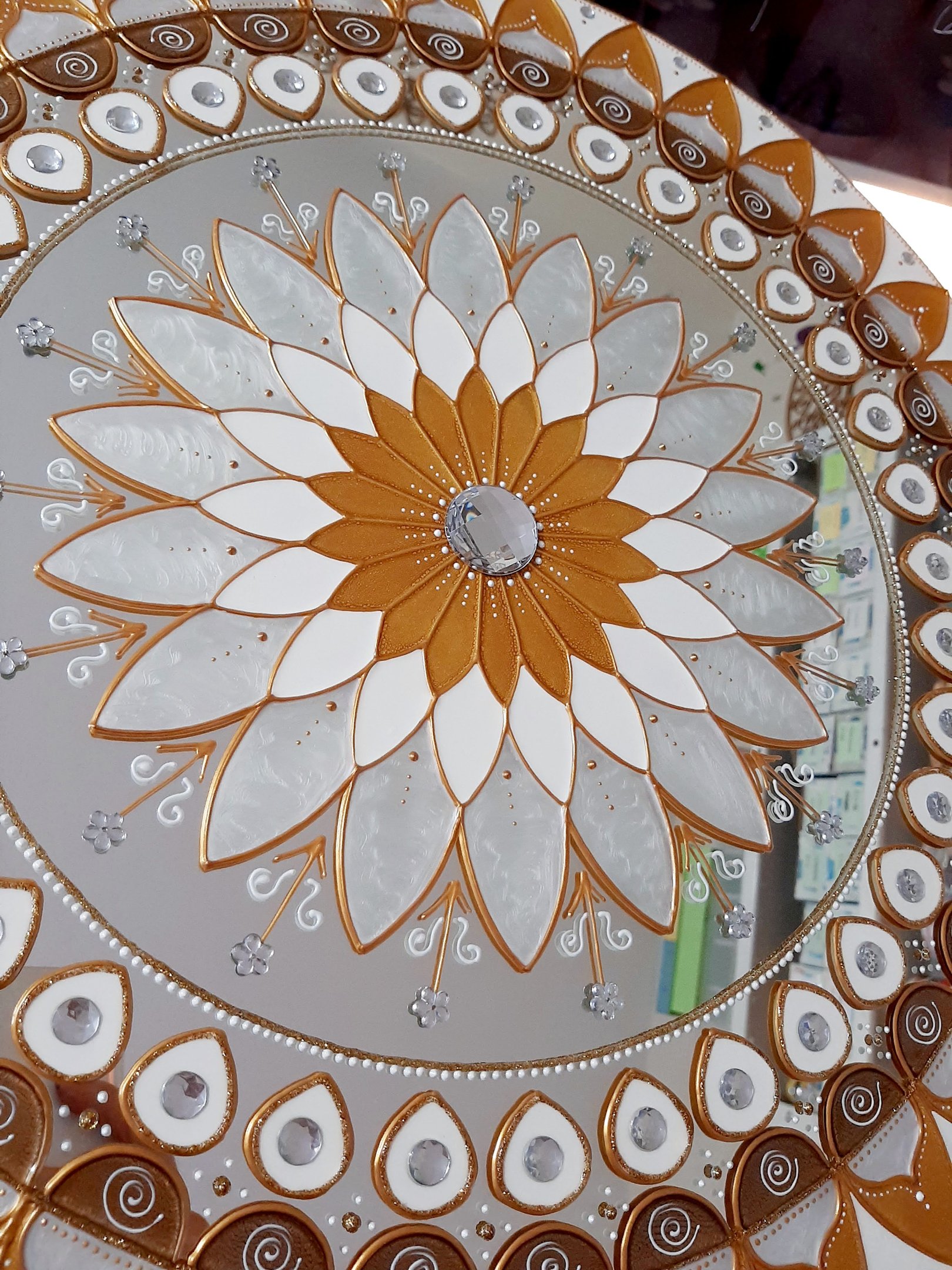 Mandala Ouro e Branco em Espelho de 50cm - 4