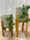 Ver imagem 2 de Kit 2 Suportes para vasos em madeira 40 e 55cm com Vasos de Plantas em polietileno de 29 cm