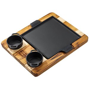 Conjunto Chapa Petisco Quadrada Alça de Ferro 22x22cm e Suporte de Madeira com 2 Molheiras 28,5x35cm