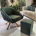 Ver imagem 3 de Kit Poltrona Giovana Puff Quadrado e Almofadas em Sued Premium:verde Musgo Pés Madeira Claro