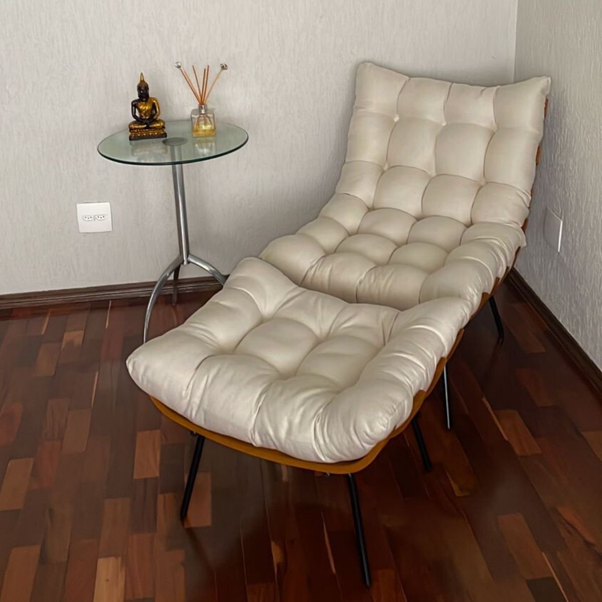 Poltrona Costela com Puff Linho para Sala Quarto Luxo: Poltrona Costela e Puff Linho Bege Claro