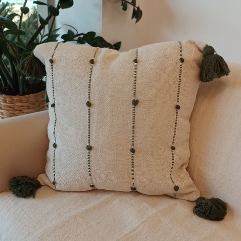 Almofada Artesanal Tassel Branco Verde Musgo