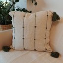 Ver imagem 1 de Almofada Artesanal Tassel Branco Verde Musgo