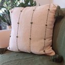 Ver imagem 2 de Almofada Artesanal Tassel Branco Verde Musgo