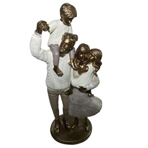 Escultura Familia Decorativa em Resina Pai Mãe Casal de Filhos