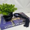 Kit decoração livro London + vaso preto + colar japamala - 3