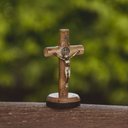 Ver imagem 5 de Crucifixo de Mesa Foi por Você Medalha de São Bento 7 Cm