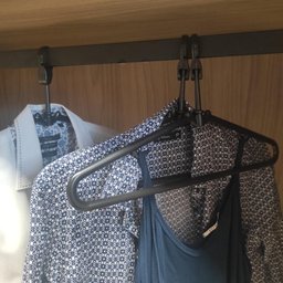 50 Cabides Antifurto Fixo Hotel Preto Clássico Inteligente de Roupas Alças 44,5cm - 2
