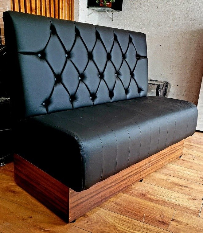 POLTRONA SOFÁ BOOTH 1.20M LUXO CAPITONE DUPLO A MAO COR PRETO BASE COM RECUO AMADEIRADO SKU21 O REI  - 2