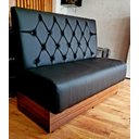 Ver imagem 2 de POLTRONA SOFÁ BOOTH 1.20M LUXO CAPITONE DUPLO A MAO COR PRETO BASE COM RECUO AMADEIRADO SKU21 O REI