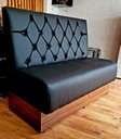 Ver imagem 2 de POLTRONA SOFÁ BOOTH 1.20M LUXO CAPITONE DUPLO A MAO COR PRETO BASE COM RECUO AMADEIRADO SKU21 O REI