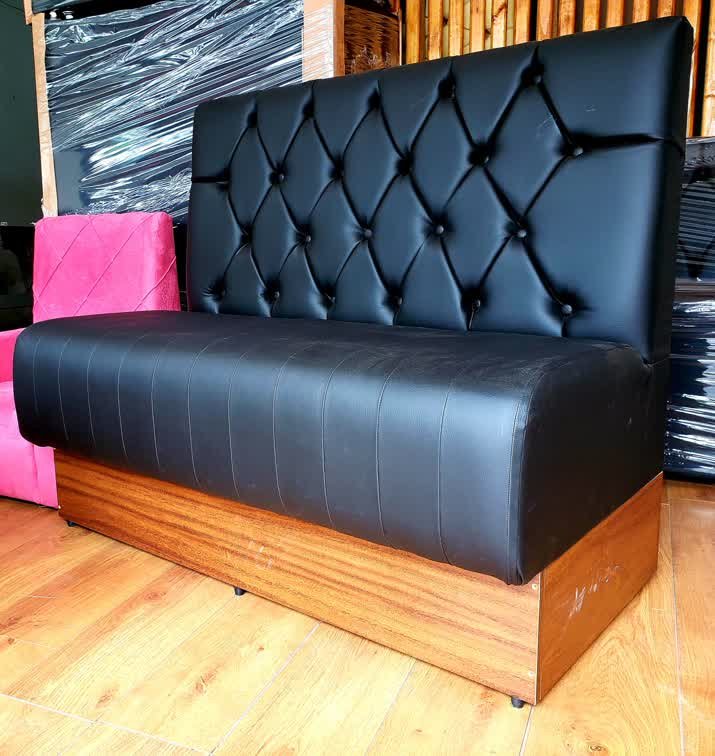 POLTRONA SOFÁ BOOTH 1.20M LUXO CAPITONE DUPLO A MAO COR PRETO BASE COM RECUO AMADEIRADO SKU21 O REI  - 3