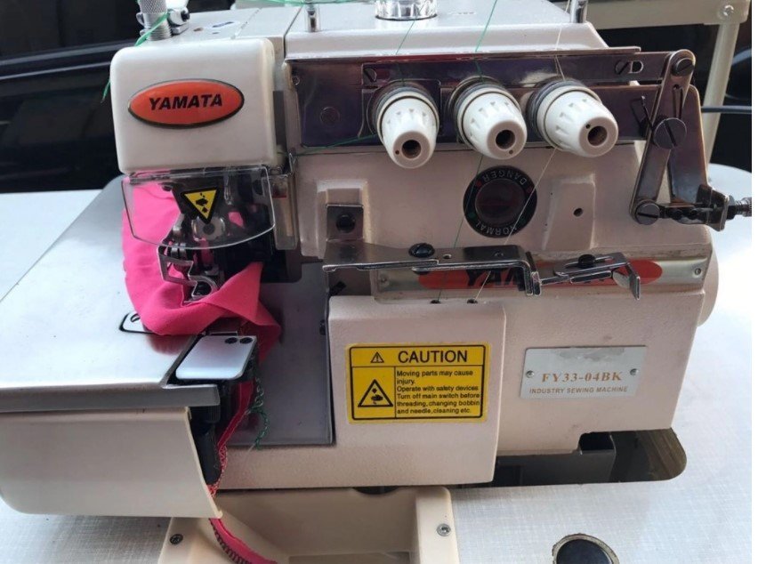 Máquina de Costura Industrial Overlock C/ Embutidor
