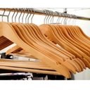 Ver imagem 5 de Kit 48 Cabides de Madeira Claro Marfim Verniz Alta Qualidade