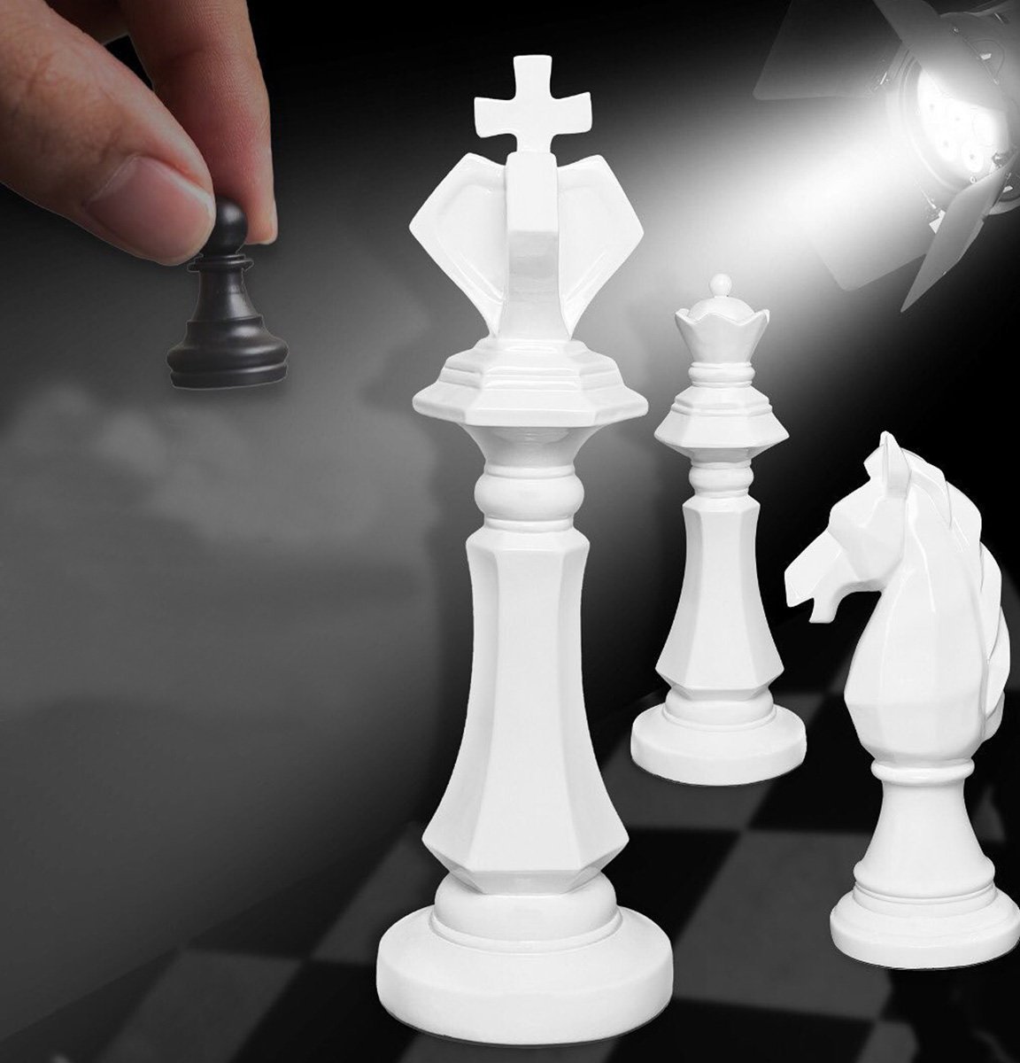 O rei preto versus o rei branco no tabuleiro de xadrez