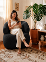 Ver imagem 2 de Poltrona Orgânica Chloe Boucle Preto Redonda Decorativa com Almofada Plumante - Arkell