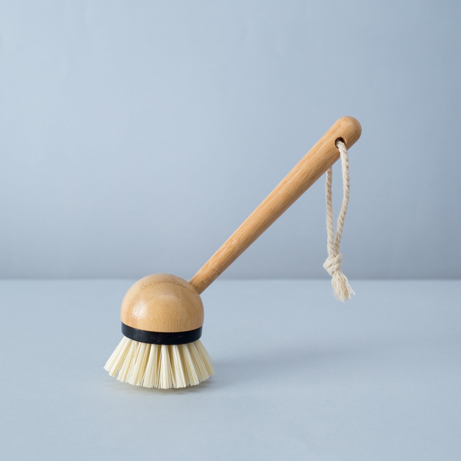 Escova de limpeza redonda com cabo longo de bambu - Oikos - 2