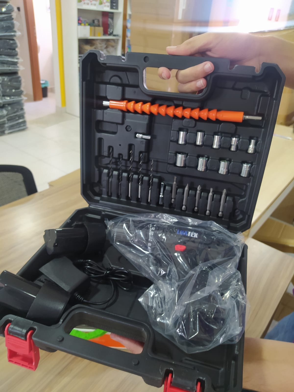 Parafusadeira Furadeira Profissional 12v com 2 Baterias Maleta e Acessórios Leve Compacta Potente - 17