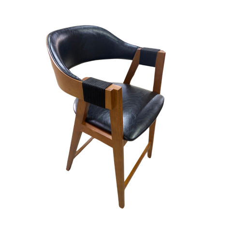 Banqueta Sofia com Braço Detalhe Corda Naval Preta e Estofado Courino Preto Madeira 4