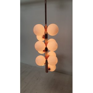 PENDENTE VERTICAL COM BOLAS BRANCAS DE VIDRO BRANCO  ESTRUTURA ROSÉ 12 LÂMPADAS JABUTICABA
