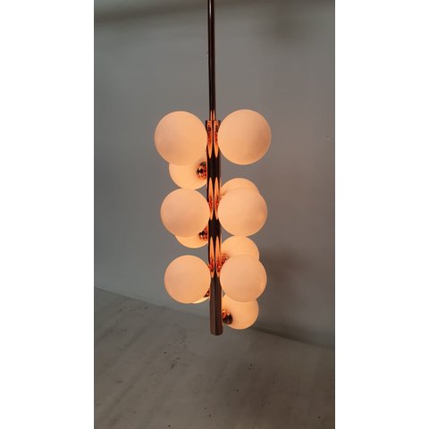 PENDENTE VERTICAL COM BOLAS BRANCAS DE VIDRO BRANCO  ESTRUTURA ROSÉ 12 LÂMPADAS JABUTICABA