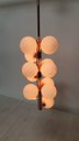 Ver imagem 1 de PENDENTE VERTICAL COM BOLAS BRANCAS DE VIDRO BRANCO ESTRUTURA ROSÉ 12 LÂMPADAS JABUTICABA