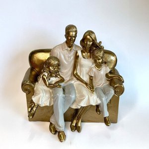 Escultura Família Pais com Casal de Filhos Abraçados no Sofá