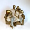 Escultura Família Pais com Casal de Filhos Abraçados no Sofá - 1