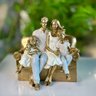 Escultura Família Pais com Casal de Filhos Abraçados no Sofá - 3