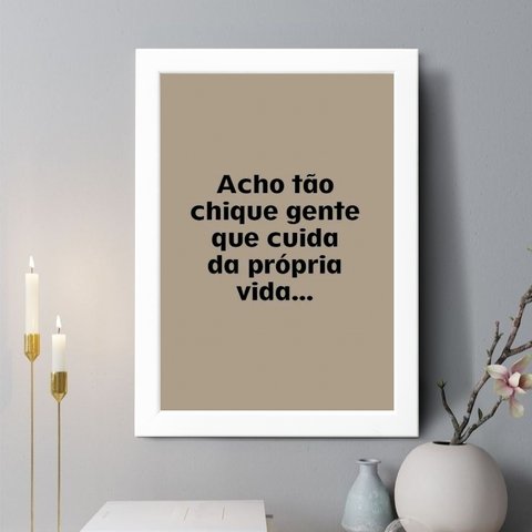 Quadro Acho Tão Chique Gente que Toma Conta da Própria Vida 33x24cm - com Vidro:moldura Branca