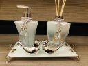 Ver imagem 1 de Kit Lavabo Prata Branco 5 Peças Difusor Sabonete Bandeja