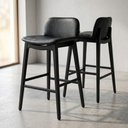 Ver imagem 1 de Kit 02 Banquetas Altas Arabella Madeira Maciça Estofada Encosto Curvo Facto All Black - Desk Design