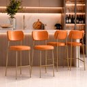 Ver imagem 1 de Kit 4 Banquetas Baixa Sala de Jantar Lisa Pés Champanhe PU Caramelo m² - Monari Design