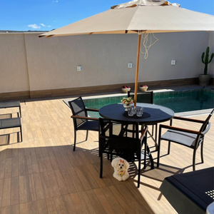 Conjunto com Mesa Ripada + 4 Cadeiras de Jardim e Piscina + Ombrelone com Base