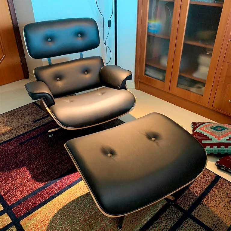 Poltrona Charles Eames com Puff Couro Sintético Preto