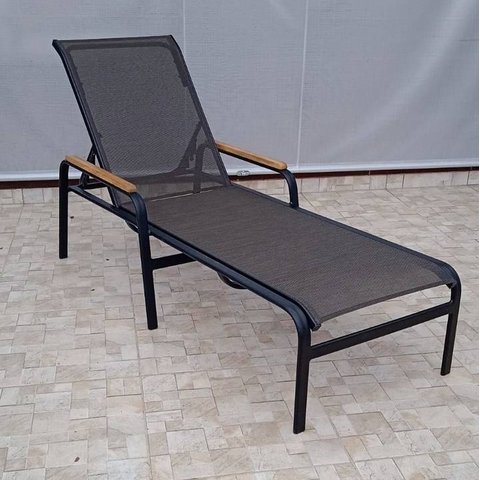 Espreguiçadeira Maresias - Alumínio Preta com Tela Sling Marrom com Aplicação em Madeira MÓVEIS E LA